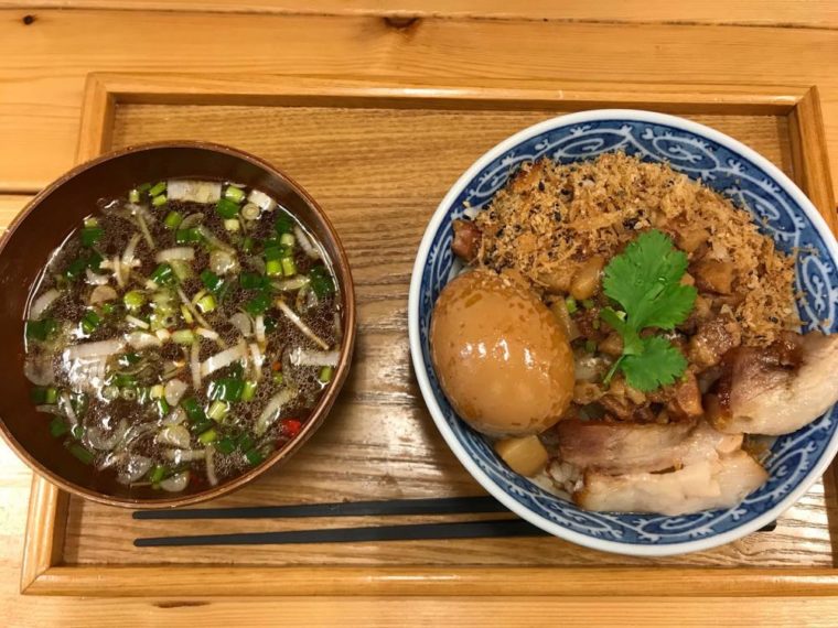 赤丸の魯肉飯